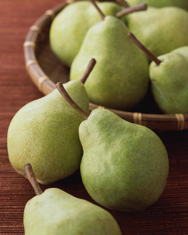 无人,竖图,俯视,室内,特写,白天,梨,水果,阴影,新鲜,光线,影子,竹盘,生食,食品,果实,食物,盘子,香梨,摄影,有机食品,绿色食品,影棚,生梨,彩图,高角度拍摄,影棚拍摄,拍摄