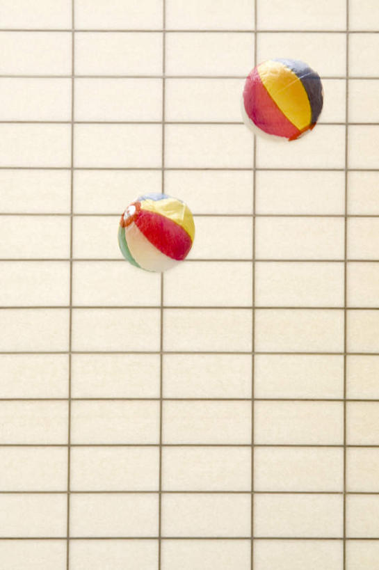 竖图,室内,白天,正面,游戏,玩具,阴影,光线,影子,塑料,玩,娱乐,两个,气球,塑料制品,休闲,充气玩具,橡胶,益智,摄影,影棚,活动,发泄,消遣,智力,橡胶制品,宣泄,障子,玩耍,嬉戏,半身,彩图,影棚拍摄,拍摄