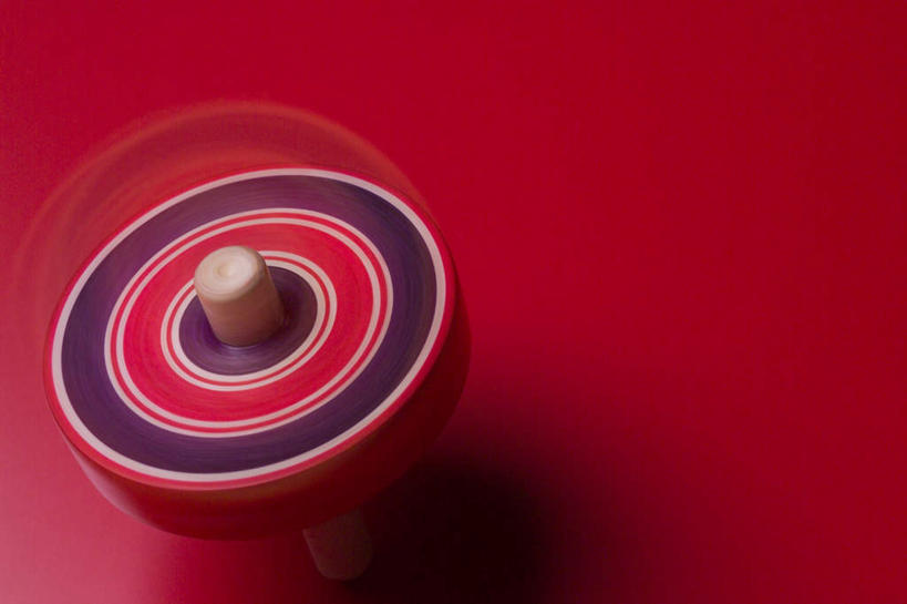 无人,横图,俯视,室内,特写,白天,游戏,静物,阴影,红色背景,光线,影子,玩,娱乐,一个,红色,紫色,陀螺,休闲,益智,摄影,影棚,单个,活动,发泄,消遣,智力,宣泄,陀罗,干乐,冰尜,打老牛,独乐,玩耍,嬉戏,彩图,高角度拍摄,影棚拍摄,拍摄