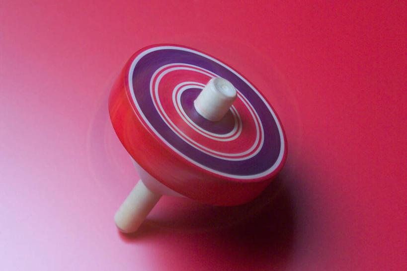 无人,横图,俯视,室内,特写,白天,游戏,静物,阴影,红色背景,光线,影子,玩,娱乐,一个,红色,紫色,陀螺,休闲,益智,摄影,影棚,单个,活动,发泄,消遣,智力,宣泄,陀罗,干乐,冰尜,打老牛,独乐,玩耍,嬉戏,彩图,高角度拍摄,影棚拍摄,拍摄