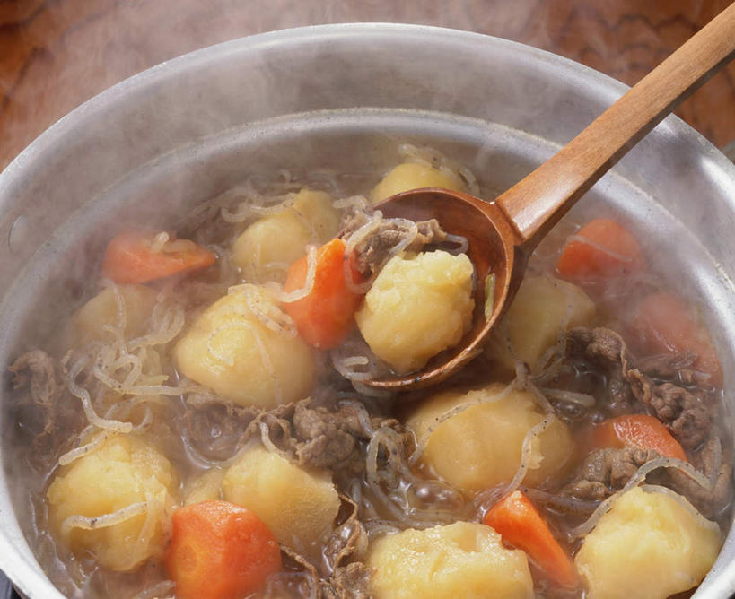 无人,横图,俯视,室内,特写,白天,烹饪,雾,桌面,桌子,萝卜,胡萝卜,蔬菜,土豆,厨具,金属制品,阴影,沸腾,朦胧,模糊,新鲜,光线,金属,木制,蒸汽,锅子,木勺,影子,勺子,肉,料理,食品,水蒸气,雾气,锅,粉丝,菜肴,美食,肉类,食物,木制品,汤匙,日式,佳肴,有机食品,绿色食品,锅具,气体,肉食,烹饪用具,蒸发,烹调用具,芋艿,洋芋,山药蛋,马铃薯,红萝卜,甘荀,烹调,彩图,高角度拍摄