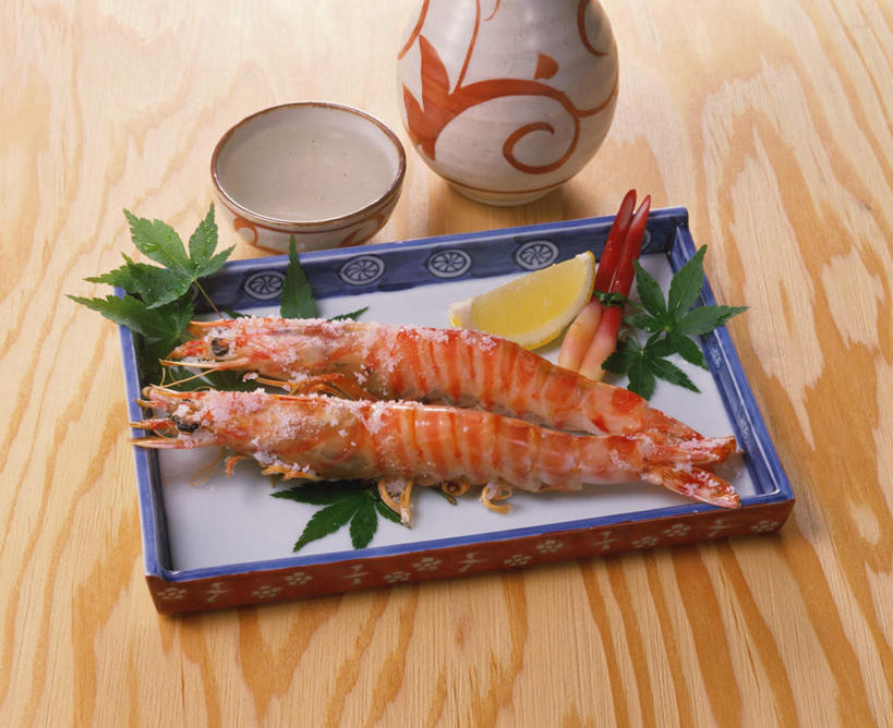 无人,横图,俯视,室内,特写,白天,烹饪,餐桌,桌面,桌子,柠檬,叶子,阴影,装饰,光线,木制,影子,陶瓷,虾,料理,食品,枫叶,枯叶,落叶,陶瓷制品,餐盘,调料瓶,菜肴,美食,食物,黄色,红色,盘子,木制品,容器,碗,两只,日式,佳肴,餐台,枫树叶,储藏,华丽,修饰,点缀,储存,椒盐,斑节对虾,斑节虾,衬托,美观,雅致,雅观,日本对虾,竹节虾,叶,叶片,益母果,柠果,彩图,高角度拍摄,贮存