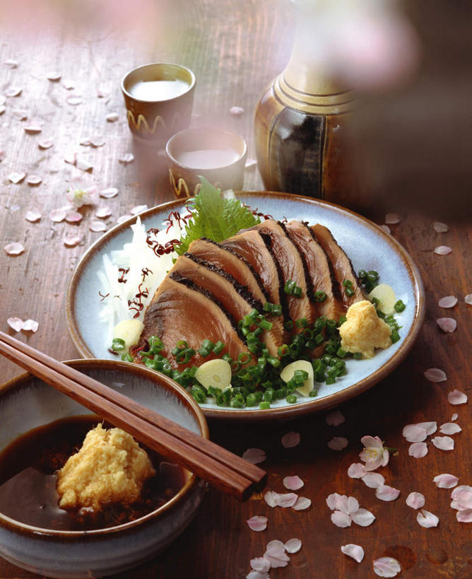 生鱼片,无人,竖图,俯视,室内,特写,白天,烹饪,幸福,纯洁,餐桌,茶,筷子,桌面,桌子,樱花,蔬菜,杯子,餐具,阴影,新鲜,光线,木制,影子,葱,青葱,肉,鱼肉,鱼片,料理,食品,餐盘,文化,传统,菜肴,美食,肉类,竹筷,花瓣,食物,绿色,盘子,茶壶,木制品,水杯,日式,佳肴,有机食品,绿色食品,餐台,等待,礼节,生命,礼仪,肉食,仙樱花,福岛樱,青肤樱,高尚,沙西米,热烈,茶杯,进餐用具,荆桃,彩图,高角度拍摄,刺身