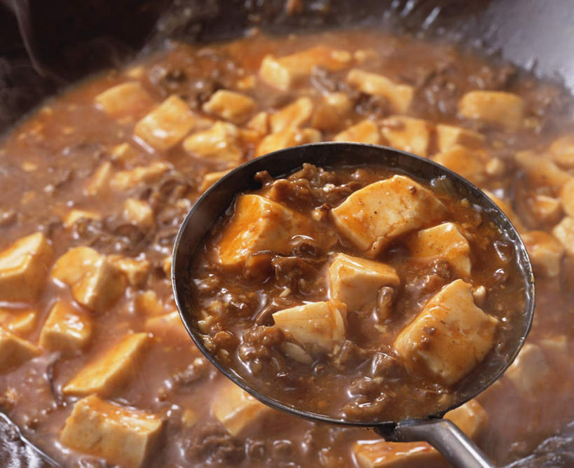 豆腐,无人,横图,俯视,室内,特写,白天,烹饪,雾,桌面,桌子,厨具,金属制品,阴影,沸腾,朦胧,模糊,光线,金属,木制,蒸汽,锅子,影子,勺子,肉,料理,食品,水蒸气,雾气,锅,麻婆豆腐,菜肴,美食,肉类,食物,木制品,日式,佳肴,长柄勺,锅具,气体,豆制品,肉食,烹饪用具,蒸发,烹调用具,烹调,彩图,高角度拍摄