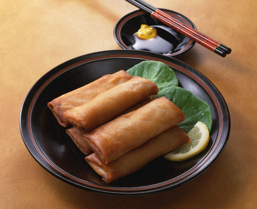 无人,横图,俯视,室内,特写,白天,烹饪,筷子,桌面,桌子,柠檬,蔬菜,餐具,一排,阴影,新鲜,整齐,光线,木制,影子,陶瓷,调料,料理,食品,陶瓷制品,餐盘,文化,传统,春卷,菜肴,美食,竹筷,食物,排列,盘子,木制品,容器,碗,日式,佳肴,有机食品,绿色食品,储藏,礼节,储存,队列,礼仪,进餐用具,益母果,柠果,彩图,高角度拍摄,贮存