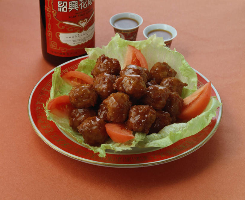 无人,横图,俯视,室内,特写,白天,烹饪,桌面,桌子,蔬菜,西红柿,阴影,沸腾,新鲜,光线,木制,碟子,影子,莴苣,莴笋,调料,肉,料理,食品,勺,菜肴,美食,肉类,肉丸,食物,木制品,日式,佳肴,有机食品,绿色食品,长柄勺,肉食,香笋,花雕,番茄,彩图,高角度拍摄