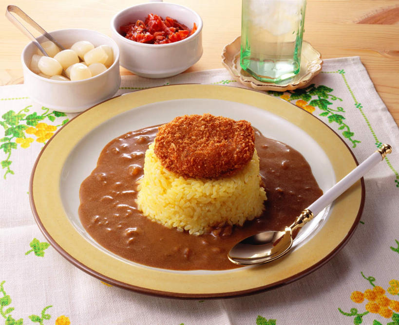 咖哩,无人,横图,俯视,室内,特写,白天,烹饪,桌面,桌子,杯子,餐具,阴影,光线,木制,碟子,盘,影子,勺子,调料,香料,料理,食品,饭,调味品,调味料,咖喱,饼,菜肴,美食,玻璃制品,桌布,食物,盘子,木制品,水杯,调羹,碟,汤匙,日式,佳肴,咖喱饭,玻璃杯,彩图,高角度拍摄