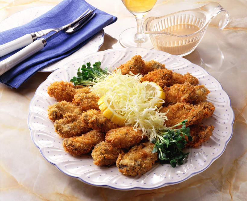 海鲜,啤酒,无人,横图,俯视,室内,特写,白天,烹饪,桌面,桌子,柠檬,椰菜,卷心菜,杯子,餐具,水果,煎,阴影,新鲜,光线,木制,叉子,碟子,盘,影子,调料,生食,料理,食品,果实,牡蛎,调味品,调味料,水产,菜肴,美食,玻璃制品,食物,盘子,酒杯,木制品,啤酒杯,碟,刀,日式,甘蓝,炸,佳肴,有机食品,绿色食品,生蚝,海产品,餐叉,玻璃杯,进餐用具,益母果,柠果,结球甘蓝,甘兰,包心菜,彩图,高角度拍摄