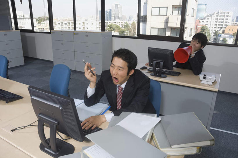 东方人,头,头发,两个人,伙伴,朋友,商务人士,商务男性,办公室,高楼大厦,坐,打电话,横图,室内,白天,正面,衬衫,友谊,办公楼,合作,团队,职员,电脑,显示器,鼠标,键盘,窗户,桌子,大厦,建筑,摩天大楼,写字楼,电话,椅子,亚洲,撑,敲打,阴影,套装,工作,光线,影子,办公桌,注视,黄种人,输入,通讯设备,喇叭,玻璃窗,黑色,话筒,楼宇,打字,观察,看,发呆,电话线,台式电脑,商务楼,战略,观看,点击,敲击,察看,撑着,关注,传声筒,商务装,工薪阶层,联合,合谋,配合,协作,按键,男人,男性,年轻男性,亚洲人,白领,上班族,电话机,通话,坐着,半身,彩图,衬衣,大楼,高层建筑,高楼,摩天楼,短发,白领阶层,办公室职员