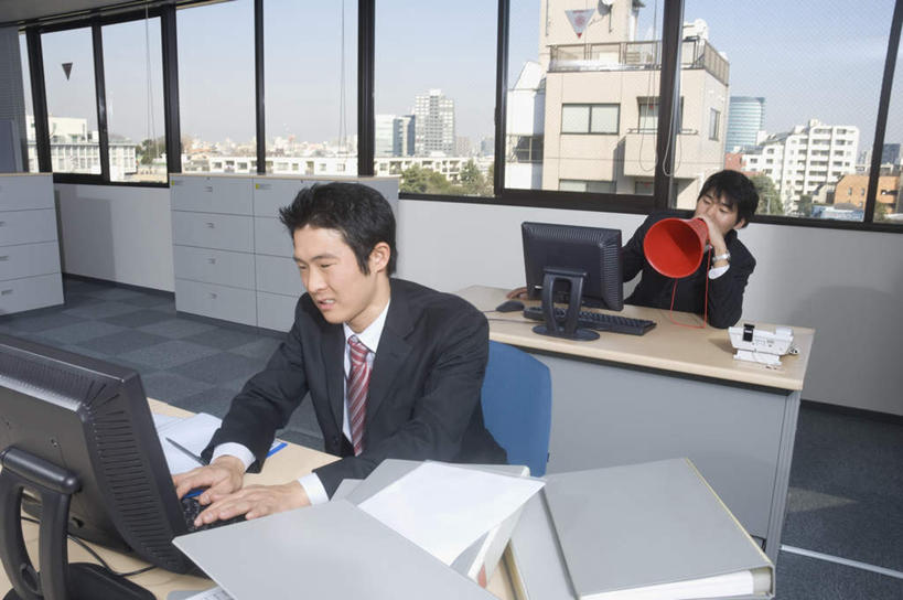 东方人,头,头发,两个人,伙伴,朋友,商务人士,商务男性,办公室,高楼大厦,坐,打电话,横图,室内,白天,正面,衬衫,友谊,办公楼,合作,团队,职员,电脑,显示器,鼠标,键盘,窗户,桌子,大厦,建筑,摩天大楼,写字楼,电话,椅子,亚洲,撑,敲打,阴影,套装,工作,光线,影子,办公桌,注视,黄种人,输入,通讯设备,喇叭,玻璃窗,黑色,话筒,楼宇,打字,观察,看,发呆,电话线,台式电脑,商务楼,战略,观看,点击,敲击,察看,撑着,关注,传声筒,商务装,工薪阶层,联合,合谋,配合,协作,按键,男人,男性,年轻男性,亚洲人,白领,上班族,电话机,通话,坐着,半身,彩图,衬衣,大楼,高层建筑,高楼,摩天楼,短发,白领阶层,办公室职员