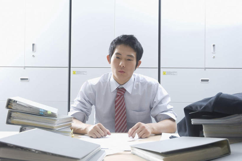 东方人,一个人,商务人士,商务男性,坐,横图,室内,白天,正面,衬衫,柜子,桌子,亚洲,仅一个男性,仅一个人,阴影,套装,光线,影子,办公桌,领带,文件夹,注视,黄种人,仅一个年轻男性,观察,看,思考,观看,档案夹,察看,象征,庄重,关注,商务装,身份,档案柜,资料夹,工薪阶层,文档夹,材料夹,正式,地位,男人,男性,年轻男性,亚洲人,白领,上班族,坐着,半身,彩图,衬衣