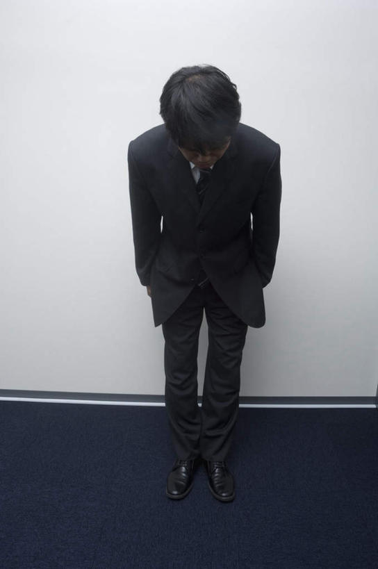 东方人,一个人,商务人士,商务男性,站,竖图,室内,白天,正面,衬衫,亚洲,仅一个男性,仅一个人,弯腰,阴影,套装,光线,影子,墙,注视,黄种人,墙壁,墙面,仅一个年轻男性,观察,看,站着,观看,鞠躬,察看,关注,礼仪,商务装,工薪阶层,弯身,尊敬,恭敬,男人,男性,年轻男性,亚洲人,白领,上班族,站立,彩图,全身,衬衣