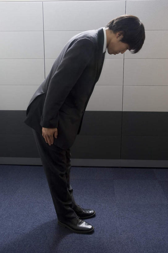 东方人,一个人,商务人士,商务男性,站,竖图,室内,白天,侧面,衬衫,亚洲,仅一个男性,仅一个人,弯腰,阴影,套装,光线,影子,墙,注视,黄种人,墙壁,墙面,仅一个年轻男性,观察,看,站着,观看,鞠躬,察看,关注,礼仪,商务装,工薪阶层,弯身,尊敬,恭敬,男人,男性,年轻男性,亚洲人,白领,上班族,站立,彩图,全身,衬衣