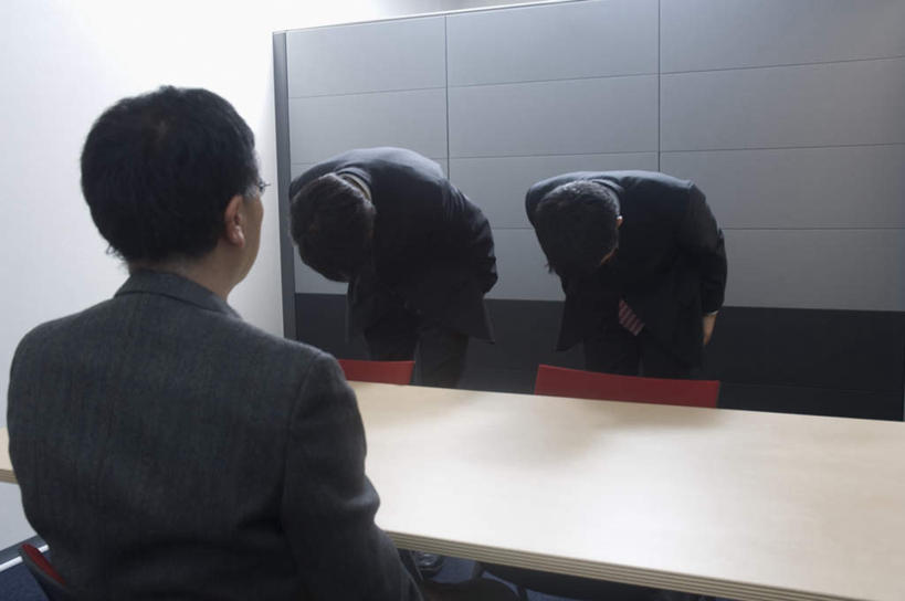 东方人,背部,三个人,伙伴,朋友,商务人士,商务男性,办公室,站,坐,横图,室内,白天,正面,衬衫,友谊,合作,团队,家具,桌子,亚洲,弯腰,阴影,套装,光线,影子,办公桌,注视,黄种人,观察,看,站着,战略,观看,鞠躬,察看,关注,礼仪,商务装,工薪阶层,办公家具,弯身,联合,合谋,尊敬,恭敬,配合,协作,男人,男性,年轻男性,亚洲人,白领,上班族,站立,坐着,半身,彩图,衬衣