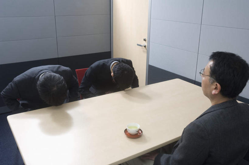 东方人,背部,三个人,伙伴,朋友,商务人士,商务男性,办公室,站,坐,横图,室内,白天,正面,衬衫,友谊,合作,团队,家具,桌子,亚洲,弯腰,阴影,套装,光线,影子,办公桌,注视,黄种人,观察,看,站着,战略,观看,鞠躬,察看,关注,礼仪,商务装,工薪阶层,办公家具,弯身,联合,合谋,尊敬,恭敬,配合,协作,男人,男性,年轻男性,亚洲人,白领,上班族,站立,坐着,半身,彩图,衬衣