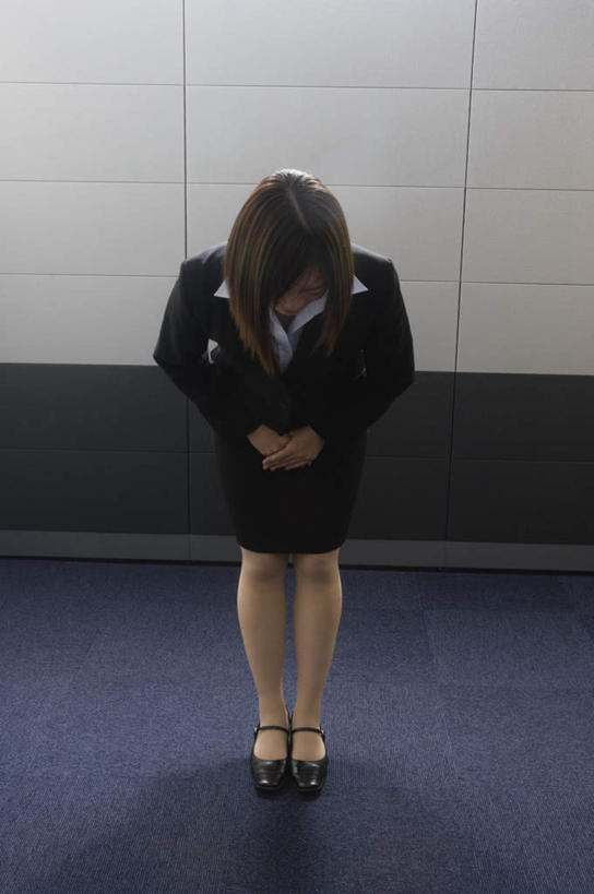 东方人,一个人,商务人士,商务女性,站,竖图,室内,白天,正面,亚洲,仅一个年轻女性,仅一个女性,仅一个人,弯腰,阴影,套装,光线,影子,墙,注视,黄种人,墙壁,墙面,观察,看,站着,观看,鞠躬,察看,关注,礼仪,商务装,工薪阶层,弯身,尊敬,恭敬,年轻女性,女人,女性,亚洲人,白领,上班族,站立,彩图,全身