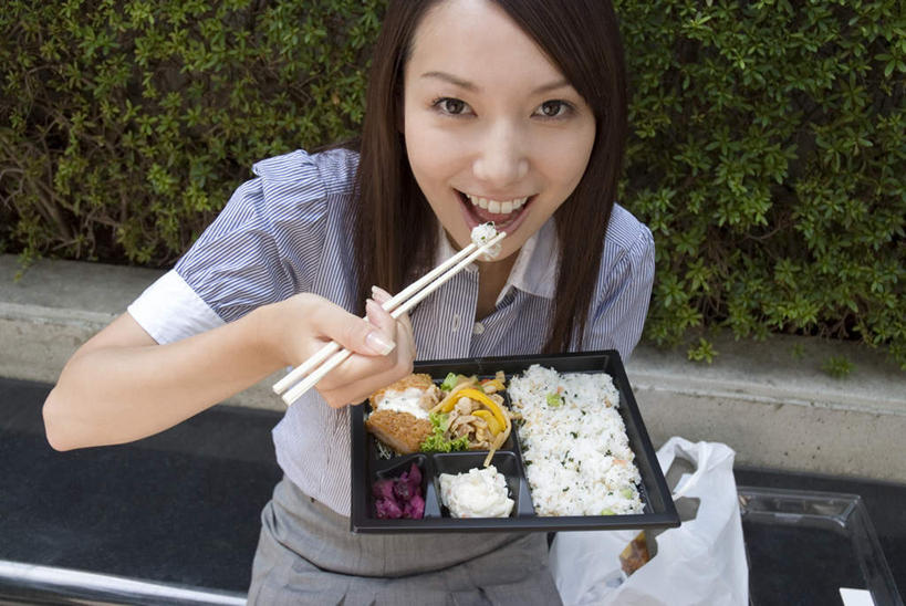 盒饭,东方人,一个人,商务人士,商务女性,坐,笑,微笑,露齿笑,横图,室外,白天,正面,植物,筷子,蔬菜,餐具,亚洲,仅一个年轻女性,仅一个女性,仅一个人,套装,新鲜,便当,塑料,肉,食品,拿,拿着,注视,黄种人,文化,传统,猪肉,肉类,盒子,树,树木,食物,绿色,自然,容器,塑料制品,观察,看,便捷,有机食品,绿色食品,生长,成长,观看,储藏,礼节,察看,便利,储存,关注,礼仪,商务装,肉食,工薪阶层,豚肉,快捷,弁当,年轻女性,女人,女性,亚洲人,白领,上班族,进餐用具,坐着,半身,彩图,贮存
