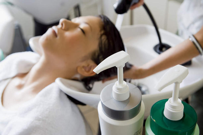 东方人,两个人,理发师,站,坐,躺,闭眼,横图,俯视,室内,白天,亚洲,阴影,服装,光线,盆子,水龙头,影子,注视,休闲装,黄种人,洗手盆,开关,花洒,莲蓬头,衣服,打开,观察,看,站着,休闲,休闲服,洗发液,服饰,护发素,观看,理发店,阀门,察看,开启,关注,喷雾头,水咀,卧着,年轻女性,女人,女性,亚洲人,发型师,理发员,美发师,闭眼睛,闭着眼,闭着眼睛,躺着,卧,站立,坐着,半身,彩图,高角度拍摄