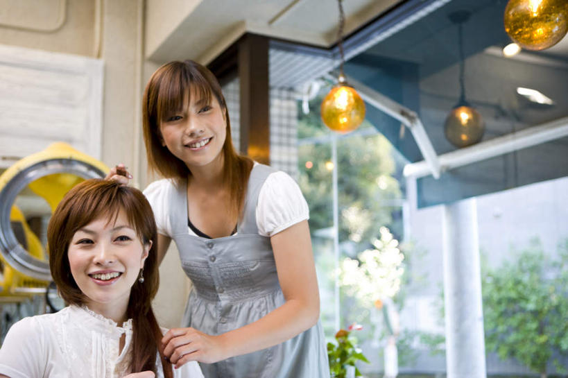 东方人,两个人,理发师,横图,室内,白天,正面,植物,窗户,落地窗,亚洲,阴影,服装,光线,影子,墙,灯光,注视,休闲装,黄种人,吊灯,玻璃窗,墙壁,墙面,灯,树,树木,衣服,绿色,自然,灯具,观察,看,休闲,休闲服,服饰,生长,成长,观看,烫发,理发店,察看,照明设备,关注,年轻女性,女人,女性,亚洲人,发型师,理发员,美发师,半身,彩图