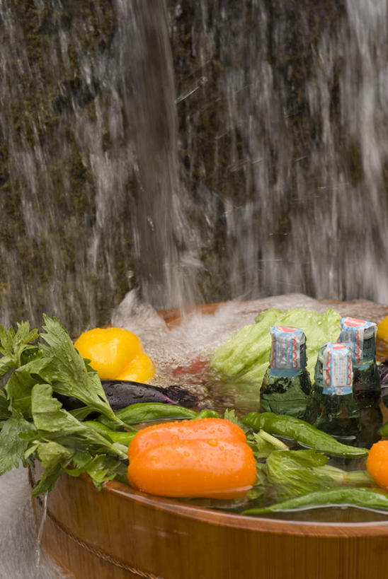 无人,竖图,室外,白天,正面,水,茄子,蔬菜,椰菜,卷心菜,新鲜,木制,木盒,液体,水滴,食品,自来水,玻璃制品,食物,玻璃瓶,木制品,瓶子,容器,有机食品,绿色食品,储藏,苏打水,储存,洗净,大椒,菜椒,甜椒,柿子椒,落苏,酪酥,昆仑瓜,结球甘蓝,甘兰,灯笼椒,包心菜,矮瓜,清洗,彩图,贮存