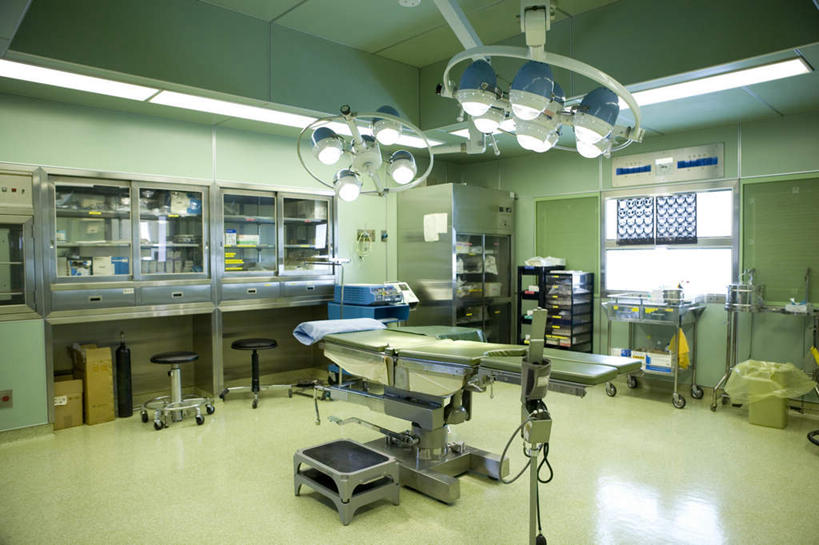 无人,医院,横图,室内,白天,正面,窗户,柜子,落地窗,椅子,阴影,光线,材料,瓷砖,档案,地砖,文件,影子,纸箱,墙,灯光,地面,顶灯,玻璃窗,墙壁,墙面,灯,箱子,资料,灯具,手术室,照明设备,文档,手术台,档案柜,无影灯,包装箱,彩图,诊所