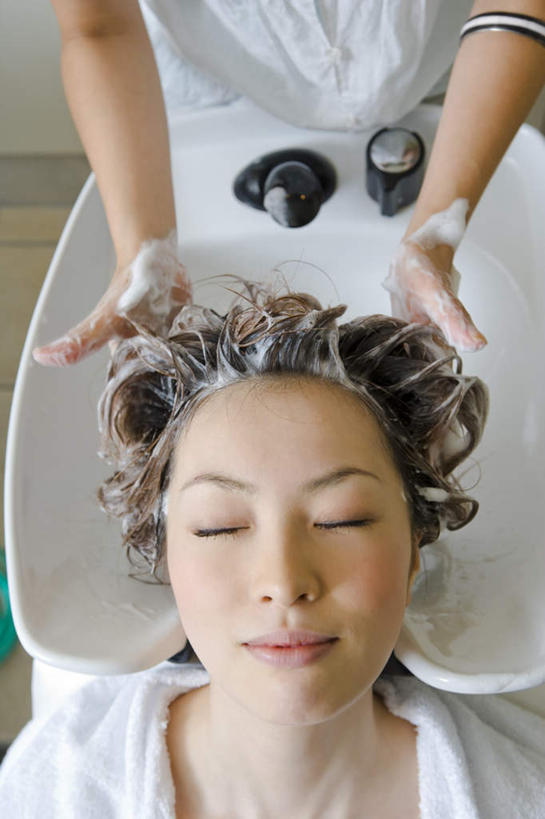 东方人,两个人,理发师,站,躺,闭眼,竖图,俯视,室内,白天,工作服,制服,按摩,地板,亚洲,阴影,光线,盆,影子,地面,注视,黄种人,洗手盆,木地板,洗头,观察,看,清洁,站着,观看,洗发,理发店,察看,关注,工作制服,卧着,年轻女性,女人,女性,亚洲人,发型师,理发员,美发师,闭眼睛,闭着眼,闭着眼睛,躺着,卧,站立,半身,彩图,高角度拍摄,工作套服