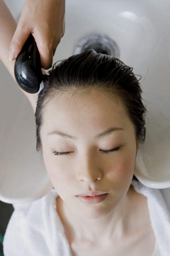 东方人,两个人,理发师,闭眼,竖图,俯视,室内,白天,亚洲,阴影,服装,光线,盆子,影子,注视,休闲装,黄种人,洗手盆,衣服,观察,看,休闲,休闲服,服饰,观看,理发店,察看,关注,年轻女性,女人,女性,亚洲人,发型师,理发员,美发师,闭眼睛,闭着眼,闭着眼睛,半身,彩图,高角度拍摄