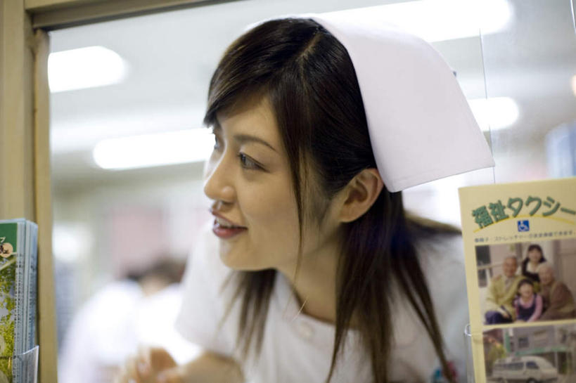 东方人,一个人,护士,医院,笑,微笑,露齿笑,横图,室内,白天,正面,亚洲,仅一个年轻女性,仅一个女性,仅一个人,阴影,服装,朦胧,模糊,光线,影子,灯光,注视,休闲装,黄种人,顶灯,灯,衣服,灯具,观察,看,医护人员,医疗人员,休闲,休闲服,服饰,观看,张望,察看,观望,白衣天使,照明设备,关注,年轻女性,女人,女性,亚洲人,半身,彩图,传单