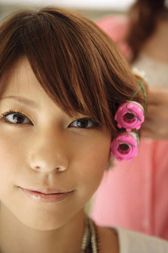 东方人,脸,头,脸颊,两个人,理发师,站,坐,笑,微笑,竖图,室内,特写,白天,正面,亚洲,阴影,服装,朦胧,模糊,光线,影子,注视,休闲装,黄种人,衣服,观察,看,站着,休闲,休闲服,服饰,观看,烫发,理发店,卷发棒,修饰,察看,关注,年轻女性,女人,女性,亚洲人,头部,脸部,脸蛋,面部,发型师,理发员,美发师,站立,坐着,半身,彩图,理发