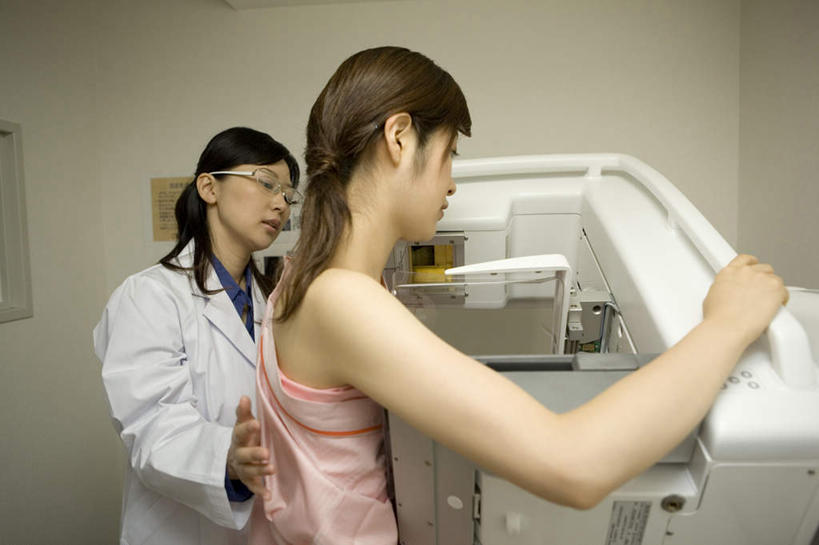 东方人,两个人,医生,病人,医院,说,横图,室内,白天,正面,亚洲,握,阴影,服装,检查,光线,影子,墙,拿,拿着,注视,休闲装,黄种人,墙壁,墙面,衣服,观察,看,医护人员,医疗人员,休闲,休闲服,握着,询问,服饰,观看,察看,关注,医疗机构,交流,年轻女性,女人,女性,中年女性,亚洲人,大夫,患者,就医者,沟通,讲话,交谈,说话,谈话,半身,彩图,病院,诊所