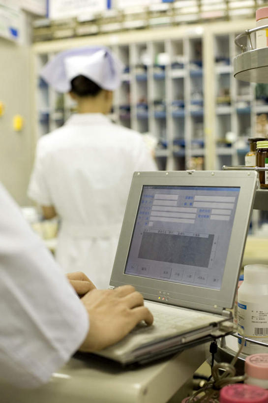 东方人,两个人,医生,护士,药剂师,医院,站,竖图,室内,白天,正面,电脑,笔记本电脑,亚洲,敲打,药,阴影,服装,朦胧,模糊,光线,网络,药剂,影子,注视,休闲装,黄种人,输入,通讯设备,衣服,打字,观察,看,站着,医护人员,医疗人员,休闲,休闲服,服饰,药房,观看,点击,敲击,药物,察看,无线,白衣天使,关注,通信设备,无线网络,无线上网,便携式电脑,按键,手提电脑,年轻女性,女人,女性,亚洲人,大夫,配药师,站立,半身,彩图