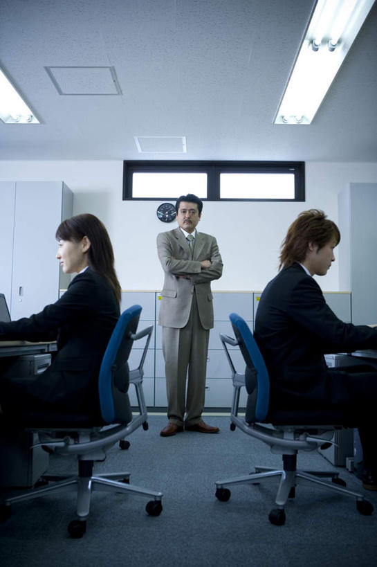 东方人,三个人,同事,商务人士,商务男性,商务女性,竖图,室内,白天,正面,衬衫,成功,合作,团队,集体,信心,窗户,椅子,亚洲,敲打,阴影,套装,工作,光线,影子,墙,灯光,注视,黄种人,输入,队伍,顶灯,玻璃窗,墙壁,墙面,灯,灯具,打字,观察,看,专注,观看,点击,敲击,办公椅,察看,领导,照明设备,成就,关注,监督,商务装,合伙,领袖,监视,工薪阶层,按键,男人,男性,年轻男性,年轻女性,女人,女性,中年男性,亚洲人,白领,上班族,半身,彩图,衬衣,办公