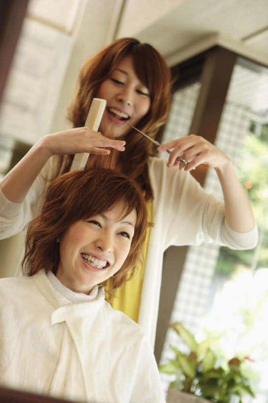 东方人,两个人,站,坐,笑,微笑,露齿笑,竖图,室内,白天,正面,美发,植物,门,亚洲,握,阴影,服装,光线,剪刀,盆栽,影子,墙,盆景,拿,梳子,拎,拿着,注视,休闲装,黄种人,墙壁,墙面,衣服,绿色,自然,门框,日用品,观察,看,站着,休闲,休闲服,握着,服饰,生长,成长,观看,理发店,察看,剪子,关注,美发用品,理发剪,年轻女性,女人,女性,亚洲人,举起,举手,举着,站立,坐着,半身,彩图,理发,拎着