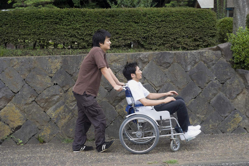 东方人,两个人,伙伴,朋友,病人,横图,室外,白天,侧面,友谊,草地,草坪,植物,道路,路,亚洲,服装,工具,小路,交通,运输工具,注视,休闲装,黄种人,草,衣服,绿色,轮椅,复健,观察,看,休闲,康复,休闲服,器械,帮助,服饰,观看,察看,医疗设备,关注,医疗器械,残疾,残疾人,医疗工具,辅助设备,友情,男人,男性,年轻男性,亚洲人,患者,就医者,彩图,全身