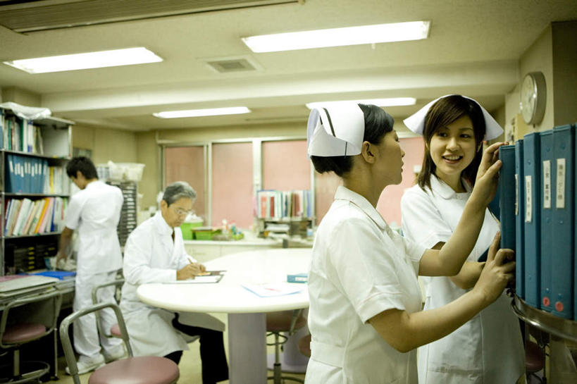 东方人,四个人,同事,医生,护士,办公室,医院,站,坐,说,横图,室内,白天,侧面,看书,阅读,成功,合作,团队,集体,信心,窗户,柜子,桌子,书籍,椅子,亚洲,学习,阴影,时间,光线,材料,档案,时钟,文件,影子,办公桌,灯光,黄种人,队伍,顶灯,玻璃窗,灯,书本,资料,灯具,挂钟,看,站着,医护人员,医疗人员,表,查询,读书,浏览,休息室,寻找,领导,白衣天使,查找,照明设备,成就,文档,合伙,领袖,档案柜,交流,男人,男性,年轻男性,年轻女性,女人,女性,中年男性,亚洲人,大夫,书,图书,钟,沟通,讲话,交谈,说话,谈话,站立,坐着,半身,彩图