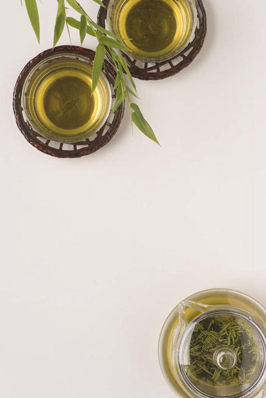 无人,竖图,俯视,室内,白天,白色背景,幸福,茶,杯子,叶子,瓷器,壶,陶瓷,绿茶,茶道,茶叶,绿叶,陶瓷制品,三杯,娱乐,水壶,三个,茶壶,容器,享受,休闲,温馨,嫩叶,放松,乐趣,摄影,影棚,储藏,茶艺,提神,舒适,储存,瓷杯,醒脑,三碗,叶,叶片,茶杯,彩图,高角度拍摄,影棚拍摄,拍摄,贮存