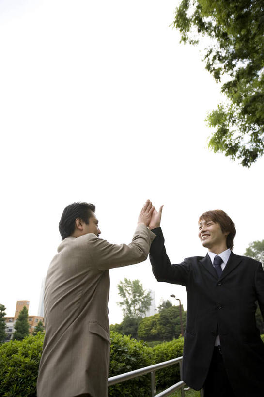 东方人,背部,两个人,商务人士,商务男性,站,竖图,室外,白天,正面,衬衫,快乐,兴奋,骄傲,成功,胜利,植物,亚洲,击掌,套装,云,云朵,云彩,注视,黄种人,树,树木,绿色,白云,天空,自然,天,观察,看,手势,站着,自信,生长,成长,观看,察看,关注,商务装,工薪阶层,男人,男性,年轻男性,亚洲人,白领,上班族,拍手,站立,半身,彩图,衬衣,欢乐,开心