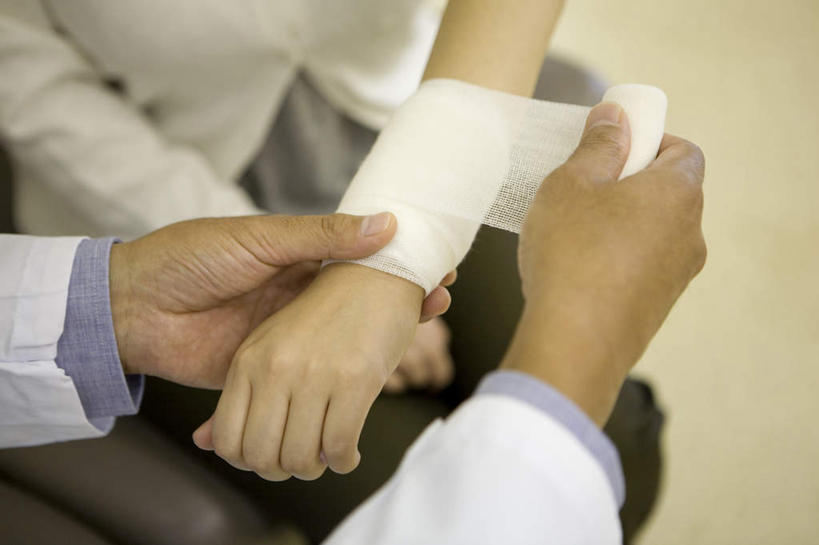 东方人,两个人,病人,医院,站,横图,俯视,室内,白天,工作服,制服,亚洲,阴影,光线,纱布,影子,拿,拿着,注视,黄种人,观察,看,站着,治疗,观看,固定,察看,医疗,包扎,关注,医疗机构,止血,工作制服,男人,男性,年轻男性,年轻女性,女人,女性,亚洲人,患者,就医者,绷带,站立,半身,彩图,高角度拍摄,工作套服,病院,诊所