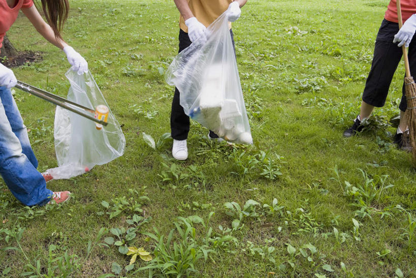 东方人,三个人,夫妻,站,横图,室外,白天,正面,爱情,草地,草坪,植物,袋子,亚洲,服装,环保,包装袋,手提袋,浪漫,拿,拿着,注视,休闲装,黄种人,草,衣服,绿色,环保袋,夹子,瓶子,塑料制品,观察,看,站着,休闲,休闲服,塑料瓶,恩爱,恋人,服饰,观看,回收,资源,察看,关注,利用,低碳,循环,男人,男性,年轻男性,年轻女性,女人,女性,亚洲人,情侣,站立,半身,彩图,伴侣