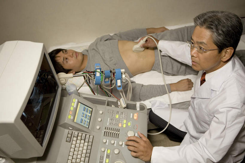 东方人,两个人,医生,病人,医院,说,横图,俯视,照片,室内,白天,床,亚洲,握,阴影,服装,检查,光线,医学,影子,墙,床单,拿,拿着,注视,休闲装,黄种人,被子,墙壁,墙面,衣服,观察,看,医护人员,医疗人员,休闲,休闲服,握着,询问,摄影,服饰,单人床,观看,察看,检测,被单,关注,B超,红外线,医疗机构,交流,男人,男性,年轻男性,中年男性,亚洲人,大夫,患者,就医者,相片,沟通,讲话,交谈,说话,谈话,半身,彩图,高角度拍摄,拍摄,照相,病院,诊所