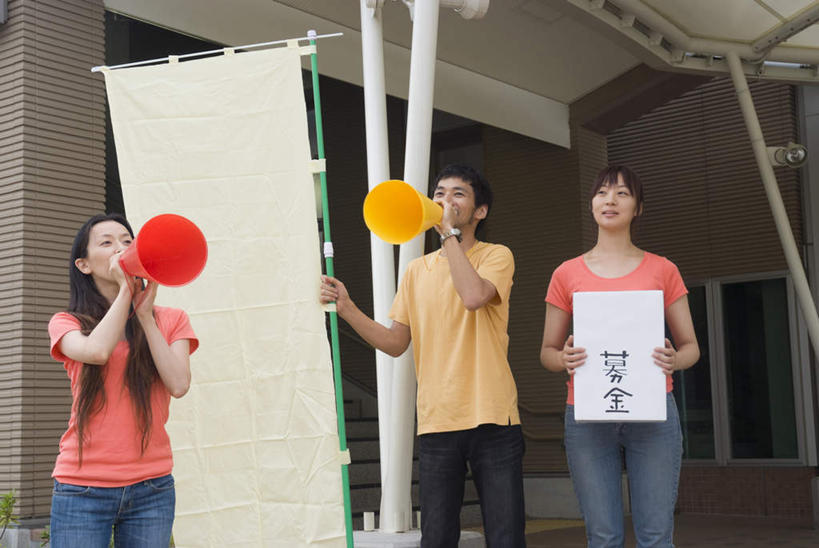 东方人,三个人,伙伴,朋友,家,站,捧,说,横图,室外,白天,正面,友谊,亚洲,握,服装,房屋,屋子,拿,拿着,注视,休闲装,黄种人,喇叭,楼房,住宅,衣服,话筒,观察,看,站着,休闲,休闲服,帮助,握着,服饰,观看,察看,帮忙,关注,扩音器,传声筒,呐喊,捐款,捐款箱,辅助,帮手,扶助,匡助,交流,友情,男人,男性,年轻男性,年轻女性,女人,女性,亚洲人,端,端着,沟通,讲话,交谈,捧着,手捧,说话,谈话,站立,半身,彩图,房子,资助