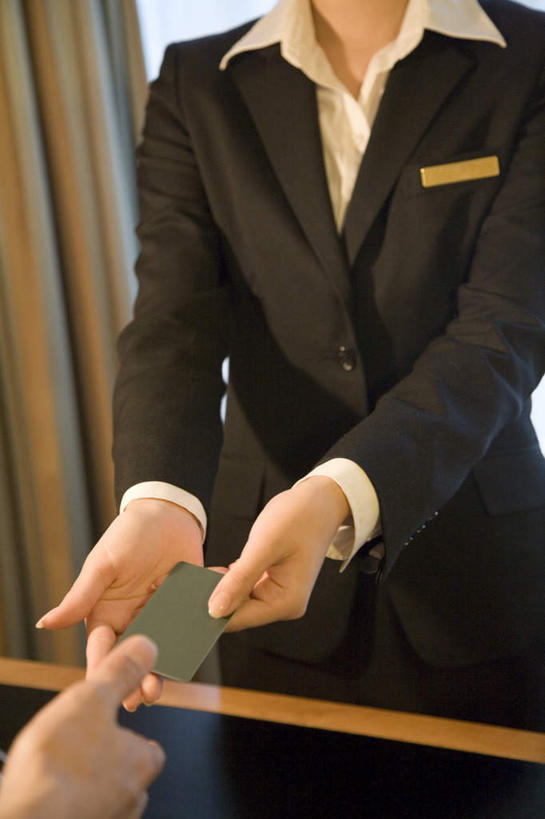 东方人,两个人,商务人士,商务女性,宾馆,站,笑,微笑,竖图,室内,白天,正面,西装,安全,酒店,亚洲,握,阴影,套装,正装,光线,影子,防护,钥匙,拿,拿着,注视,职业装,黄种人,观察,看,站着,握着,观看,保护,察看,开启,封闭,关注,门卡,保险,商务装,私密,工薪阶层,保全,周全,安稳,安定,防盗,平安,年轻女性,女人,女性,亚洲人,白领,上班族,站立,半身,彩图,客店,客栈,旅店,旅馆,旅舍,汽车旅馆