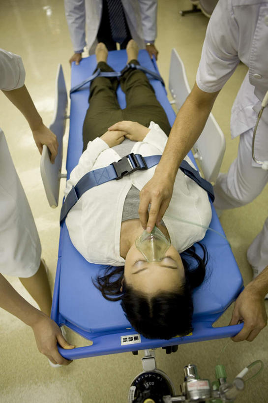 东方人,三个人,医生,医院,竖图,俯视,室内,白天,床,亚洲,阴影,服装,分离,光线,影子,过滤,分开,注视,休闲装,黄种人,衣服,病床,口罩,观察,看,医护人员,医疗人员,休闲,休闲服,隔断,氧气瓶,遮掩,服饰,单人床,观看,隔离,察看,医疗,医疗设备,卫生,氧气面罩,掩盖,遮挡,关注,净化,间隔,医疗器械,预防,急救床,遮盖,防尘,掩饰,断绝,隔开,屏蔽,屏绝,远离,中断,阻遏,阻隔,男人,男性,年轻男性,年轻女性,女人,女性,亚洲人,大夫,彩图,高角度拍摄,全身,诊所