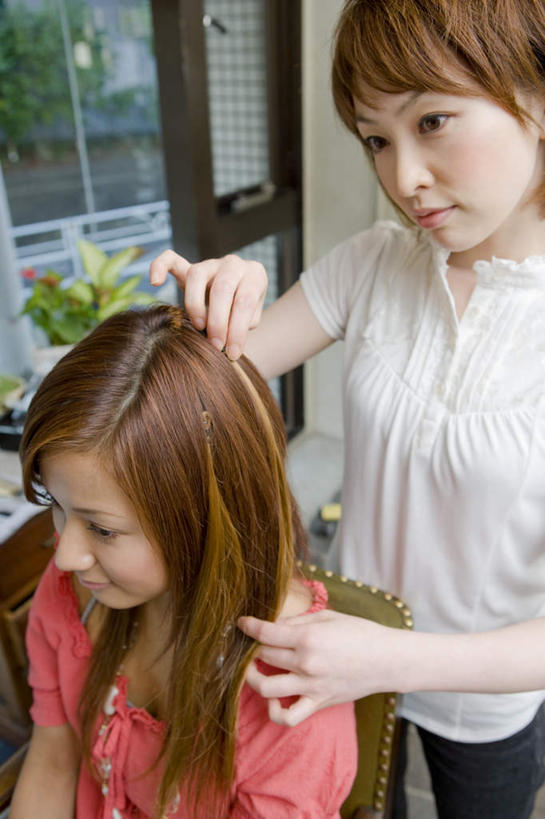 东方人,两个人,理发师,站,坐,笑,微笑,竖图,室内,白天,正面,窗户,亚洲,阴影,服装,光线,工具,影子,注视,休闲装,黄种人,玻璃窗,衣服,观察,看,站着,休闲,休闲服,服饰,观看,理发店,卷发棒,卷发器,察看,家电,关注,直发器,梳发,直发棒,直板烫,电夹板,年轻女性,女人,女性,亚洲人,发型师,理发员,美发师,站立,坐着,半身,彩图,理发