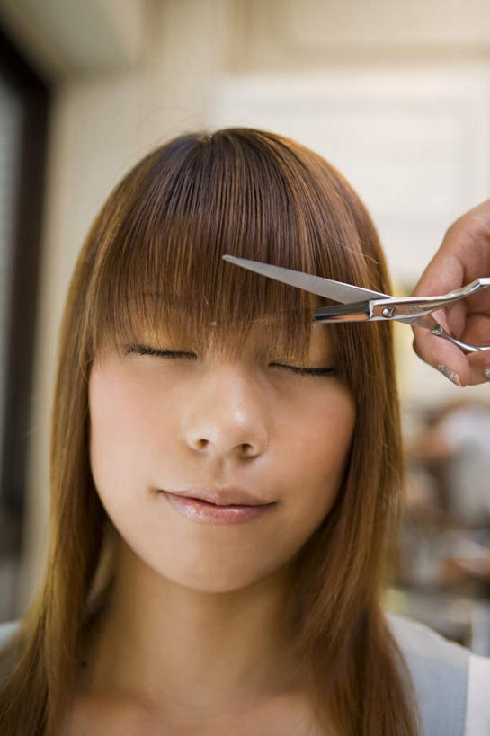 东方人,两个人,理发师,站,坐,闭眼,竖图,室内,特写,白天,美发,窗户,镜子,落地窗,亚洲,修剪,阴影,服装,光线,工具,剪刀,影子,休闲装,黄种人,玻璃窗,背面,衣服,站着,休闲,休闲服,服饰,剪发,理发店,裁剪,镜像,剪子,剪裁,切割,镜面,理发剪,年轻女性,女人,女性,亚洲人,发型师,理发员,美发师,闭眼睛,闭着眼,闭着眼睛,站立,坐着,半身,彩图,理发