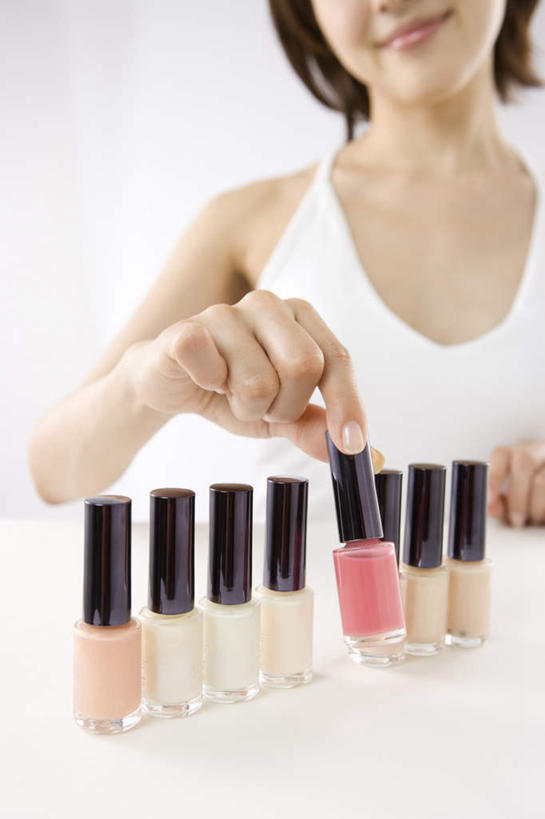 东方人,一个人,站,笑,捏,微笑,露齿笑,竖图,室内,特写,白天,白色背景,正面,化妆,美容,亚洲,仅一个年轻女性,仅一个女性,仅一个人,一排,护肤,阴影,服装,整齐,装饰,光线,影子,拿,捏着,指甲油,拿着,注视,休闲装,黄种人,排列,衣服,化妆品,观察,看,站着,保养,享受,休闲,休闲服,化妆瓶,放松,摄影,服饰,影棚,观看,华丽,修饰,点缀,察看,队列,关注,养颜,衬托,美观,雅致,雅观,年轻女性,女人,女性,亚洲人,半身,彩图,影棚拍摄,拍摄