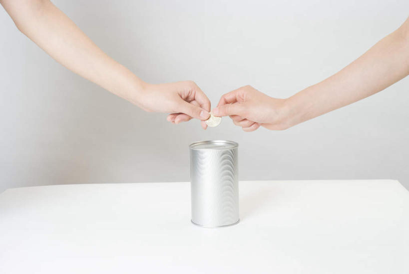 东方人,两个人,捏,横图,室内,特写,白天,正面,钱,桌子,亚洲,躲藏,握,阴影,光线,钱币,影子,墙,拿,捏着,拿着,注视,黄种人,书桌,墙壁,墙面,课桌,容器,观察,看,储蓄罐,器皿,储蓄,存钱,握着,金融,经济,观看,察看,隐藏,资金,存钱罐,关注,存款,流通,贸易,贮钱罐,储钱罐,扑满,货币,现金,硬币,年轻女性,女人,女性,亚洲人,半身,彩图