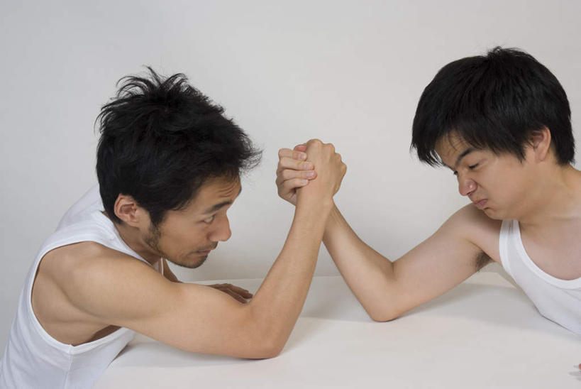 东方人,两个人,横图,室内,白天,白色背景,侧面,游戏,比赛,桌子,亚洲,阴影,服装,光线,背心,影子,办公桌,墙,玩,注视,休闲装,黄种人,右手,娱乐,墙壁,墙面,衣服,观察,看,休闲,休闲服,力量,扳手腕,摄影,服饰,影棚,观看,活动,察看,掰手腕,发泄,关注,消遣,智力,宣泄,比力,较劲,扳手劲,手肘,较量,男人,男性,年轻男性,亚洲人,胳膊,手臂,玩耍,嬉戏,半身,彩图,影棚拍摄,拍摄