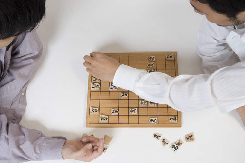 东方人,两个人,坐,横图,俯视,室内,白天,游戏,快乐,比赛,竞争,桌子,亚洲,握,阴影,服装,日本文化,光线,影子,拿,玩,拿着,注视,休闲装,黄种人,文化,娱乐,书桌,衣服,课桌,象棋,观察,看,休闲,思考,休闲服,棋子,棋盘,思索,想,益智,握着,服饰,观看,活动,察看,发泄,关注,消遣,智力,东亚文化,宣泄,将棋,日本象棋,男人,男性,年轻男性,亚洲人,玩耍,嬉戏,坐着,半身,彩图,高角度拍摄,传统文化