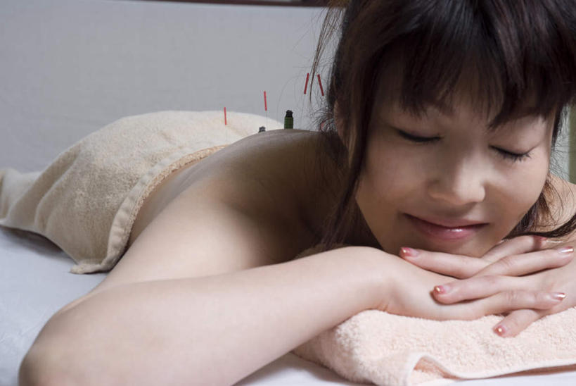 东方人,脸,头,脸颊,一个人,病人,医院,闭眼,笑,微笑,横图,室内,白天,正面,床,亚洲,仅一个年轻女性,仅一个女性,仅一个人,阴影,光线,纺织物,影子,床单,黄种人,裸露,病床,毛巾,趴着,清洁,单人床,保暖,裸,针灸,透气,防水,医疗机构,针灸针,储水,耐磨,吸水,年轻女性,女人,女性,亚洲人,头部,脸部,脸蛋,面部,患者,就医者,闭眼睛,闭着眼,闭着眼睛,趴,半身,彩图,病院,诊所